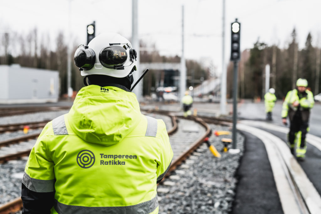 Työntekijöitä raitiotievarikolla