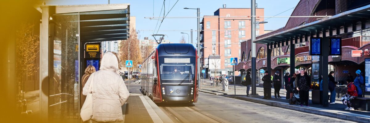 Tampereen Ratikka Hervannassa syksyllä