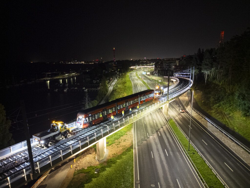 Tampereen Ratikka Rosenlewin sillalla