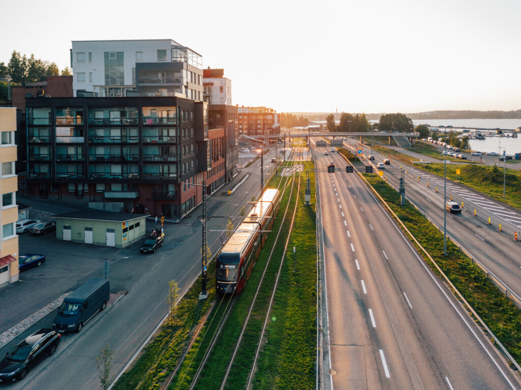 Tampereen Ratikka koeajoissa Santalahden pysäkillä