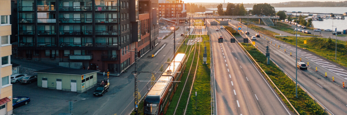 Tampereen Ratikka koeajoissa Santalahden pysäkillä