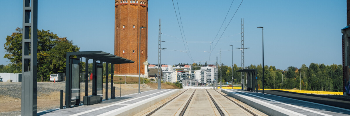 Tehtaan ratikkapysäkki Hiedanrannassa