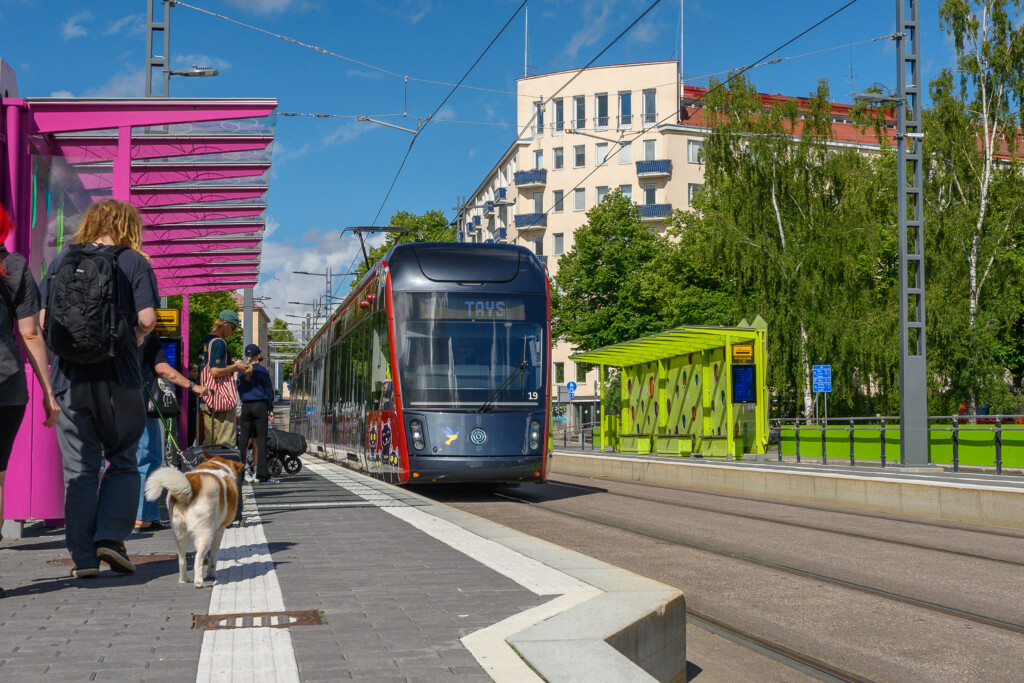 Tampereen Ratikka kesällä 2024 Pyynikin taidepysäkillä