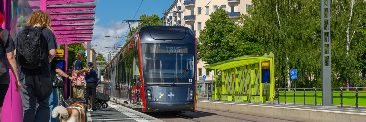 Tampereen Ratikka kesällä 2024 Pyynikin taidepysäkillä