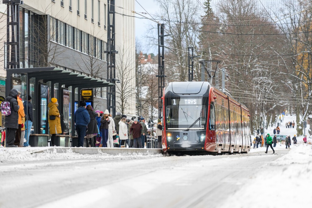 Tampereen Ratikka Tuulensuun pysäkillä. 